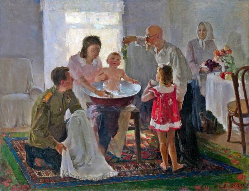 Семья, купающая ребенка